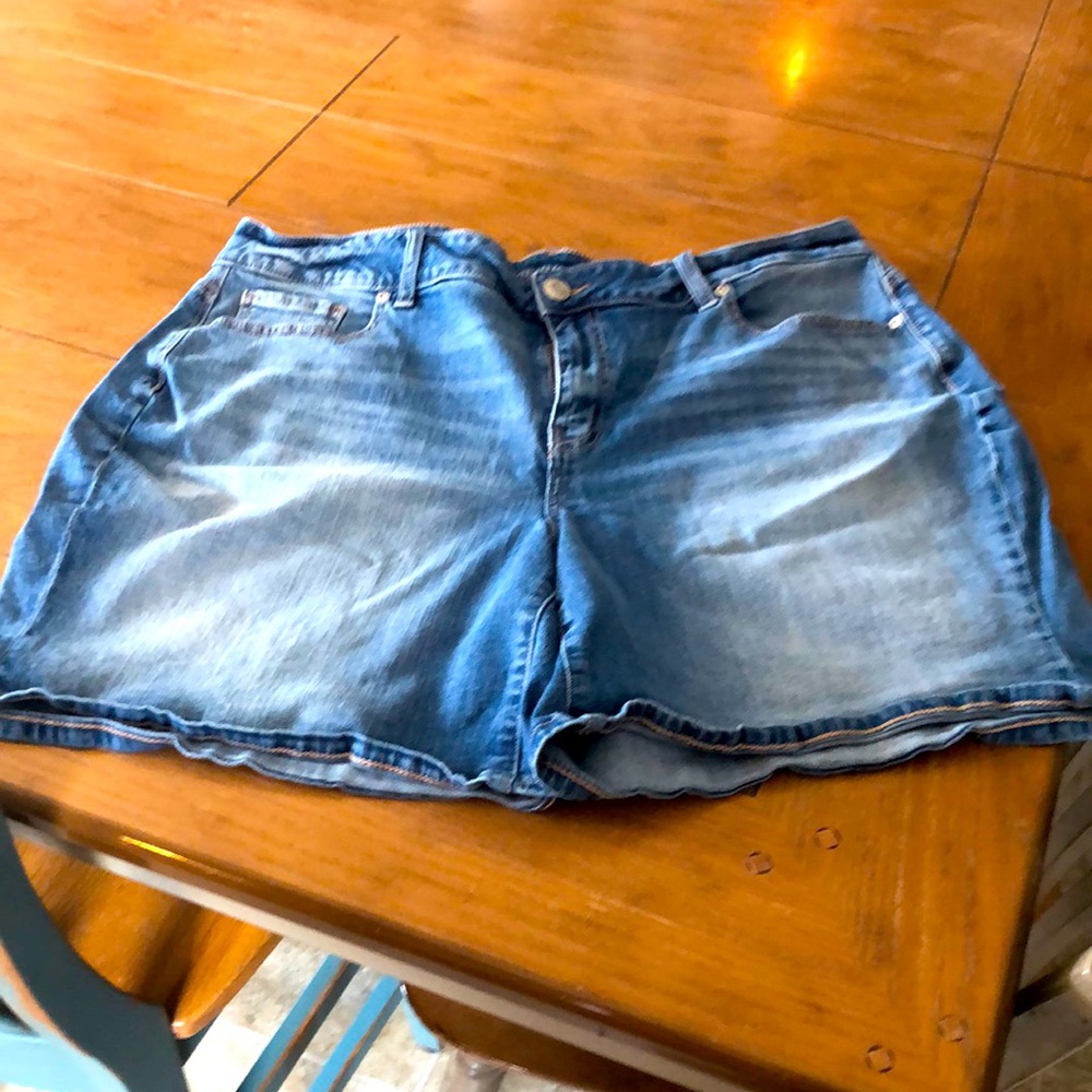 Maurices Size 20 stretchy denim shorts